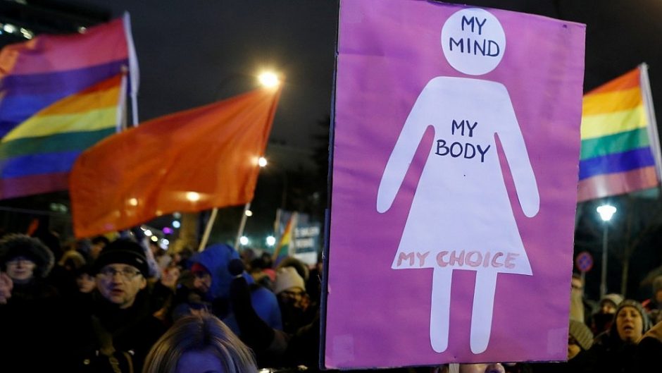 Prieš abortų sugriežtinimą protestuojantys lenkai ruošiasi protestams