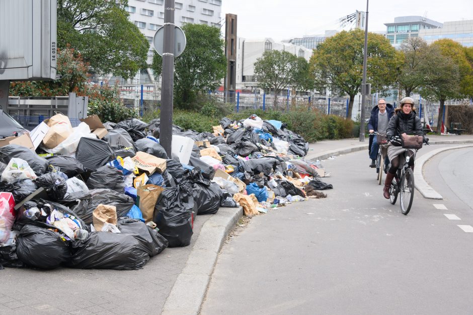 Streikuojant atliekų surinkėjams, Paryžiaus gatvėse jau susikaupė 10 tūkst. tonų šiukšlių