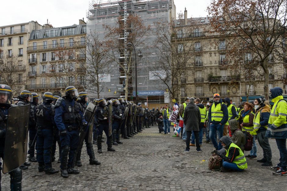 Prancūzijos „geltonosios liemenės“ smerkia prezidento iniciatyvas krizei spręsti