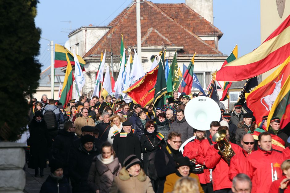 Miestą judino nuotaikinga eisena su orkestru priešakyje