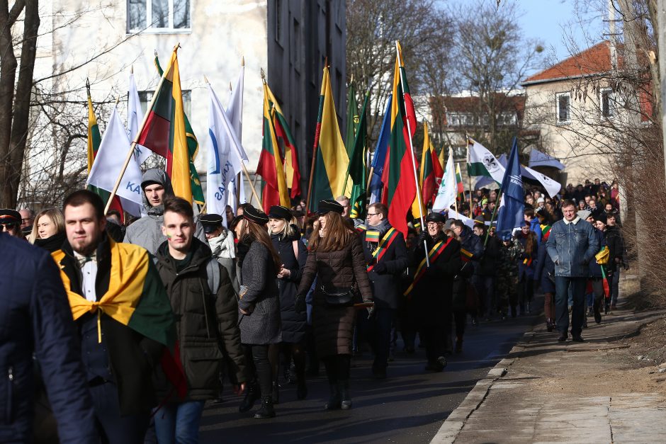 Miestą judino nuotaikinga eisena su orkestru priešakyje