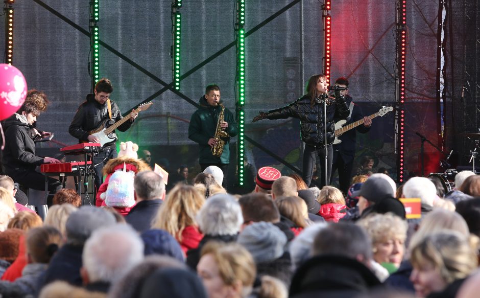 Miestą judino nuotaikinga eisena su orkestru priešakyje