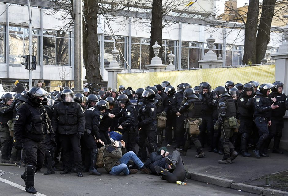 Kijeve protestuotojams susirėmus su policija sužeisti 19 žmonių