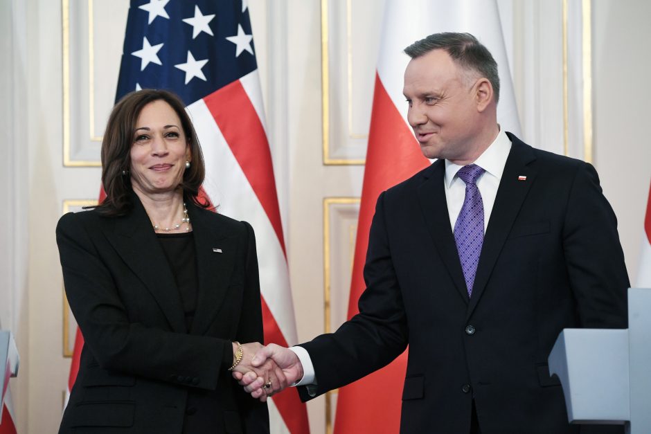 JAV viceprezidentė pritaria raginimui ištirti galimus Rusijos karo nusikaltimus Ukrainoje