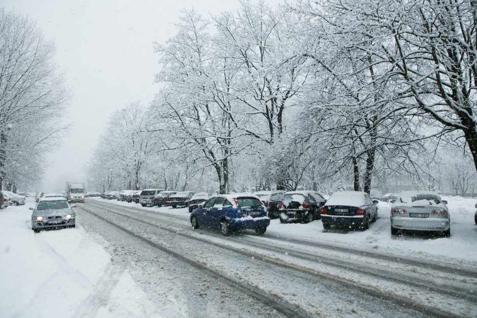 Naktį eismą sunkins plikledis ir rūkas