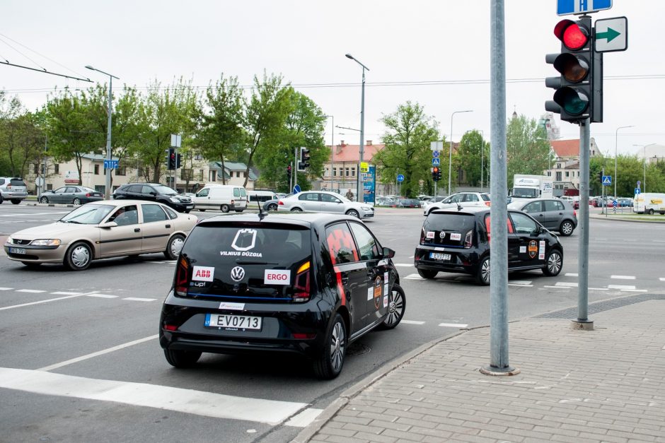 Prasidėjo elektromobilių varžybos: kas greičiausiai nuvažiuos iš Vilniaus į Palangą?