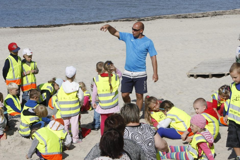 Gelbėtojai vaikus mokė saugaus elgesio jūroje
