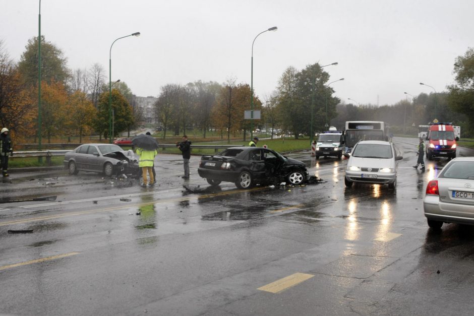 Klaipėdoje ant Mokyklos gatvės tilto – avarija, yra sužeistų (papildyta)