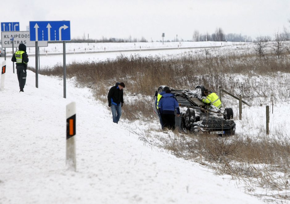 Dėl sniego ir ledo nuo kelių lakstė dešimtys automobilių