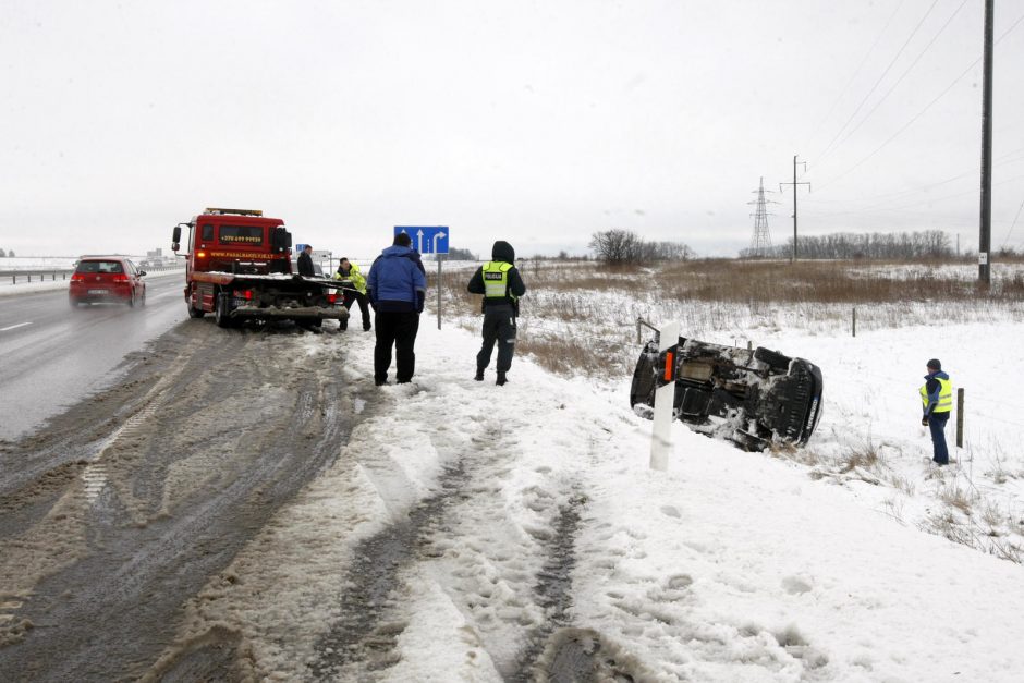 Dėl sniego ir ledo nuo kelių lakstė dešimtys automobilių