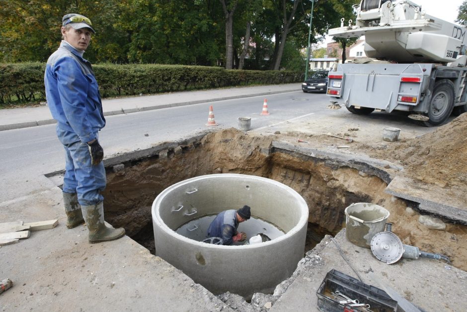 Liepų gatvėje išrausta duobė trikdė eismą