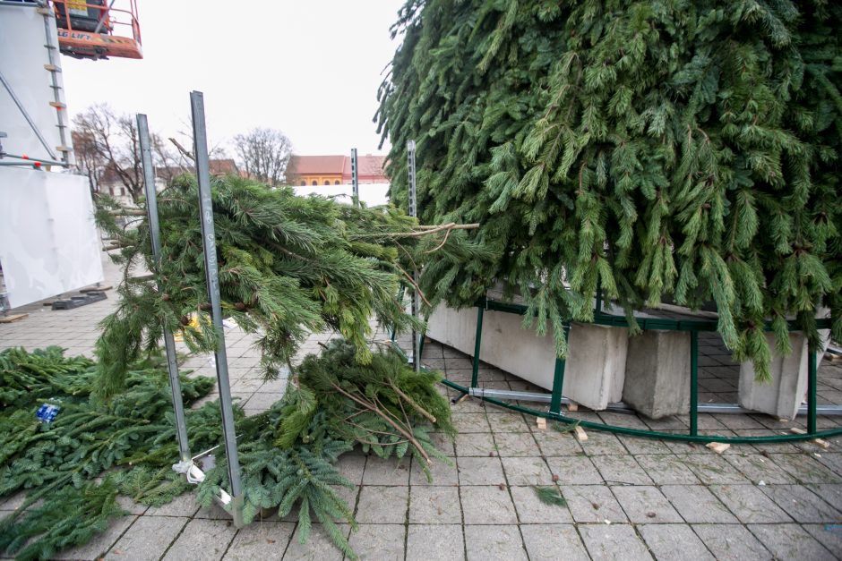 Rotušės aikštėje jau kyla Kalėdų miestelio stogai