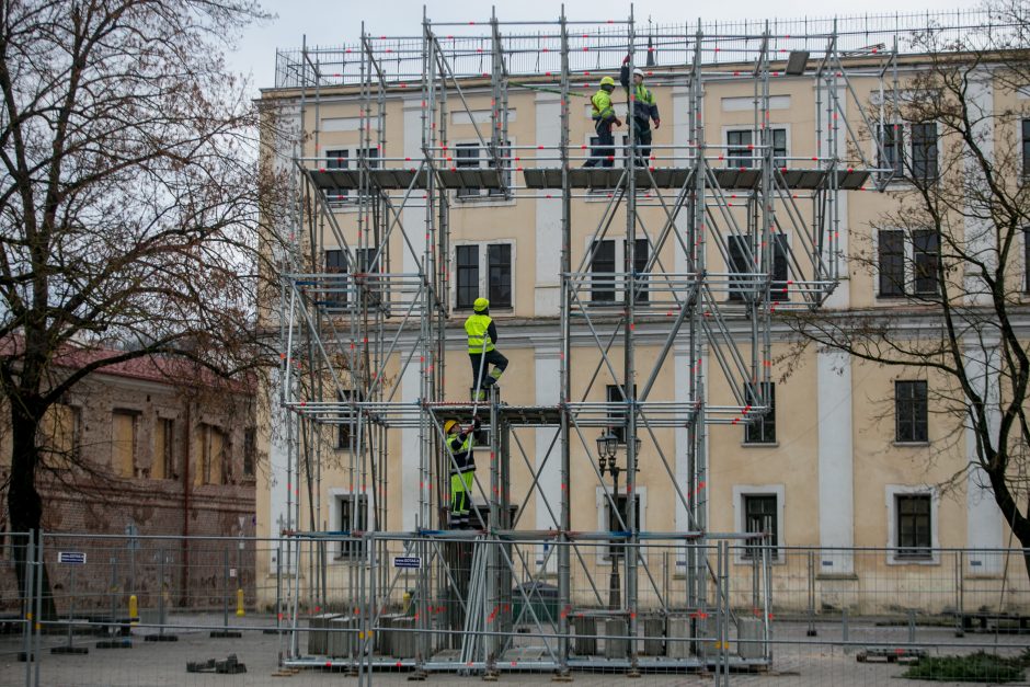 Rotušės aikštėje jau kyla Kalėdų miestelio stogai