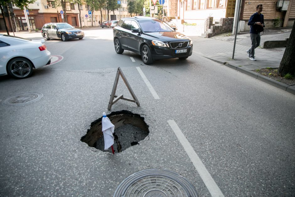 Smegduobė miesto centre ir toliau baugina vairuotojus