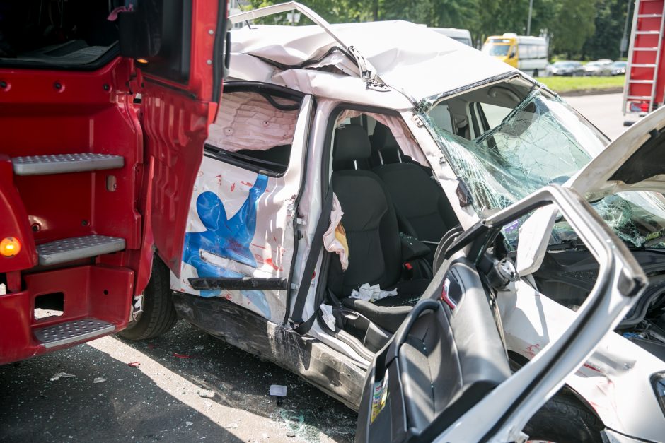 Taikos prospekte susidūrė mokomasis sunkvežimis ir „Škoda“, sužaloti trys žmonės