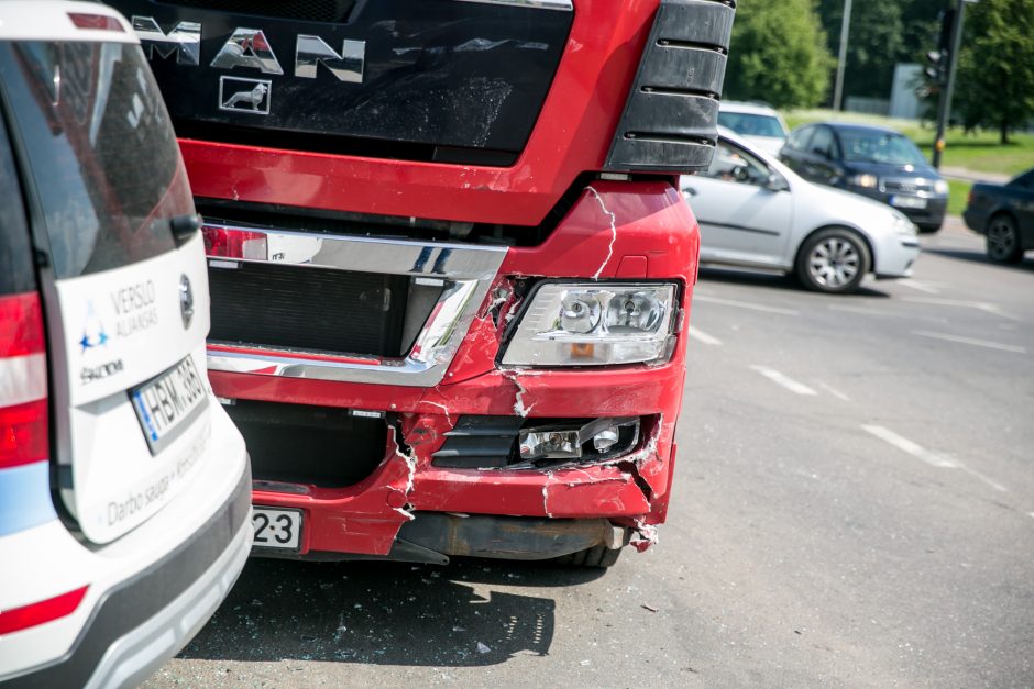 Taikos prospekte susidūrė mokomasis sunkvežimis ir „Škoda“, sužaloti trys žmonės