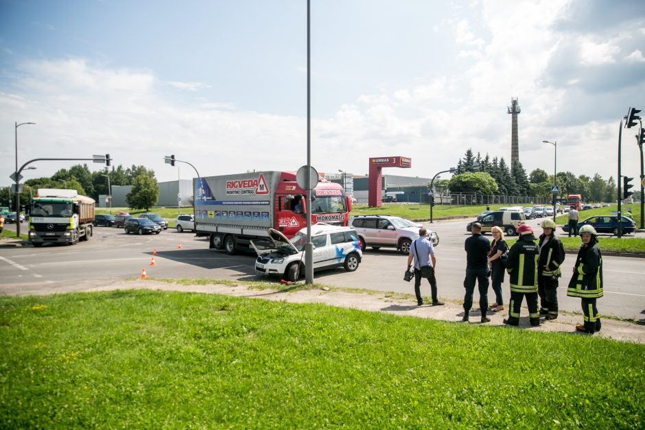 Taikos prospekte susidūrė mokomasis sunkvežimis ir „Škoda“, sužaloti trys žmonės