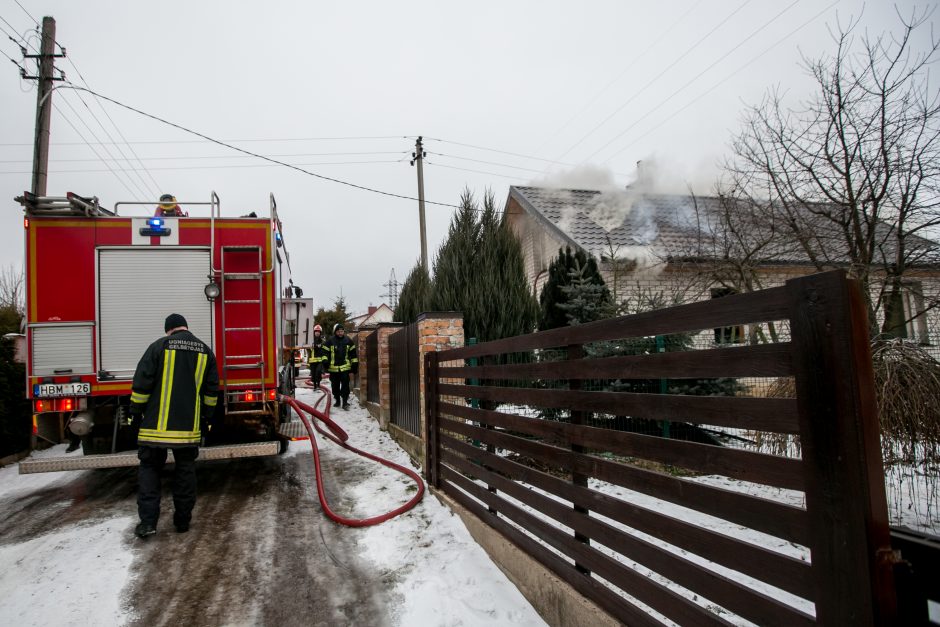 Kaune liepsnojęs namas sukėlė gausias ugniagesių pajėgas