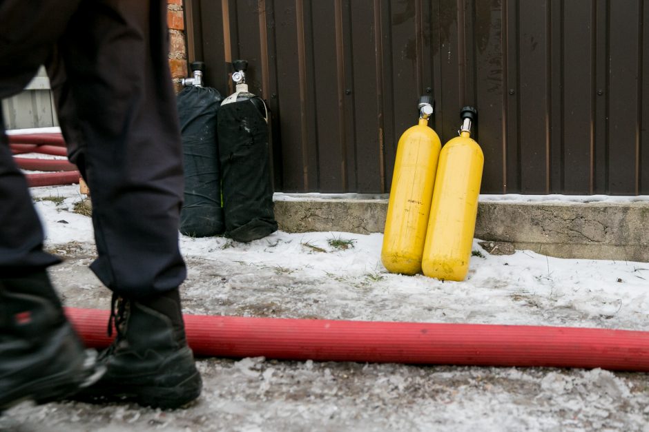 Kaune liepsnojęs namas sukėlė gausias ugniagesių pajėgas