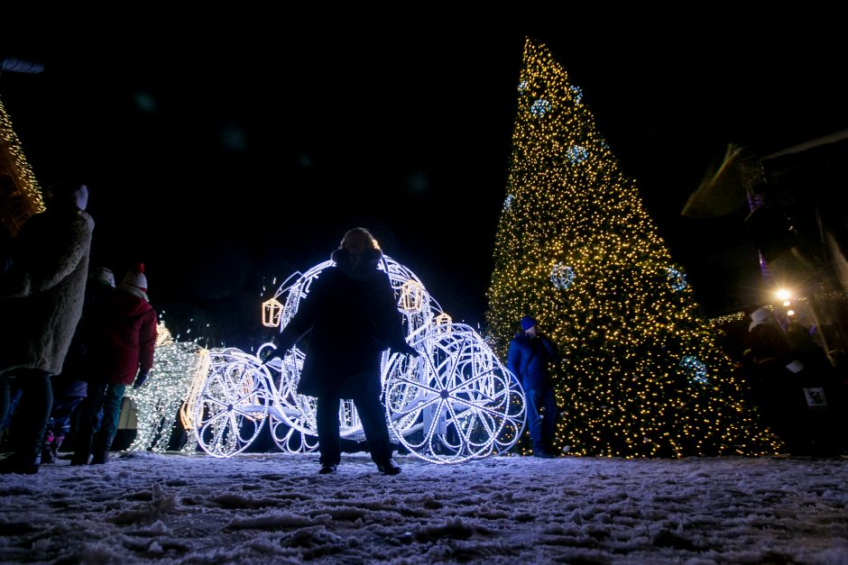 Raudondvaryje įžiebta pagrindinė Kauno rajono eglutė