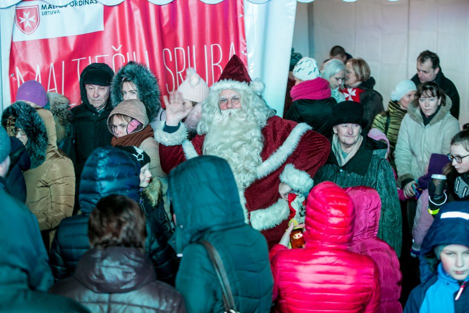 Raudondvaryje įžiebta pagrindinė Kauno rajono eglutė