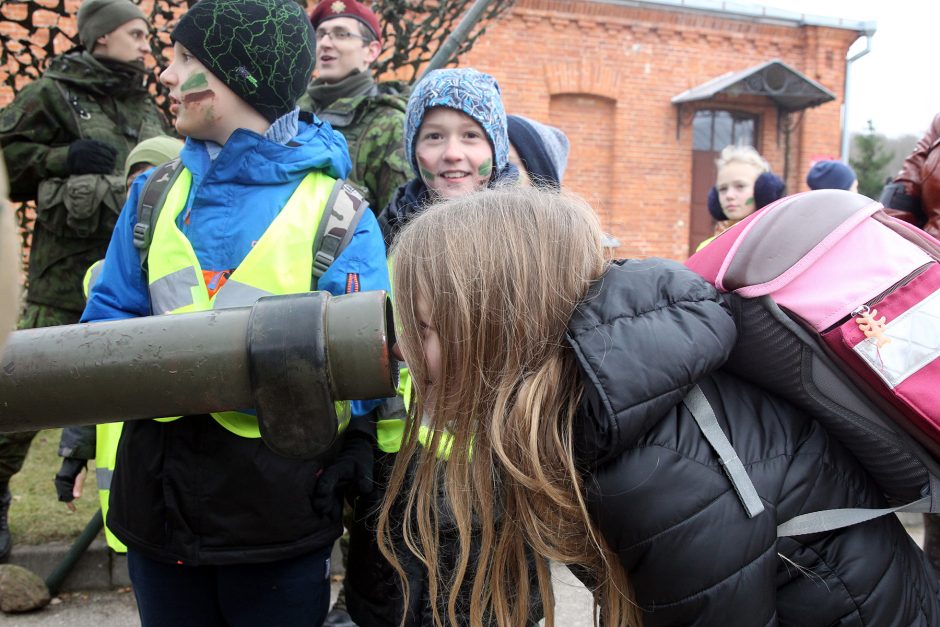 Neeilinė diena Kaune: mokyklą išmainė į karinį dalinį