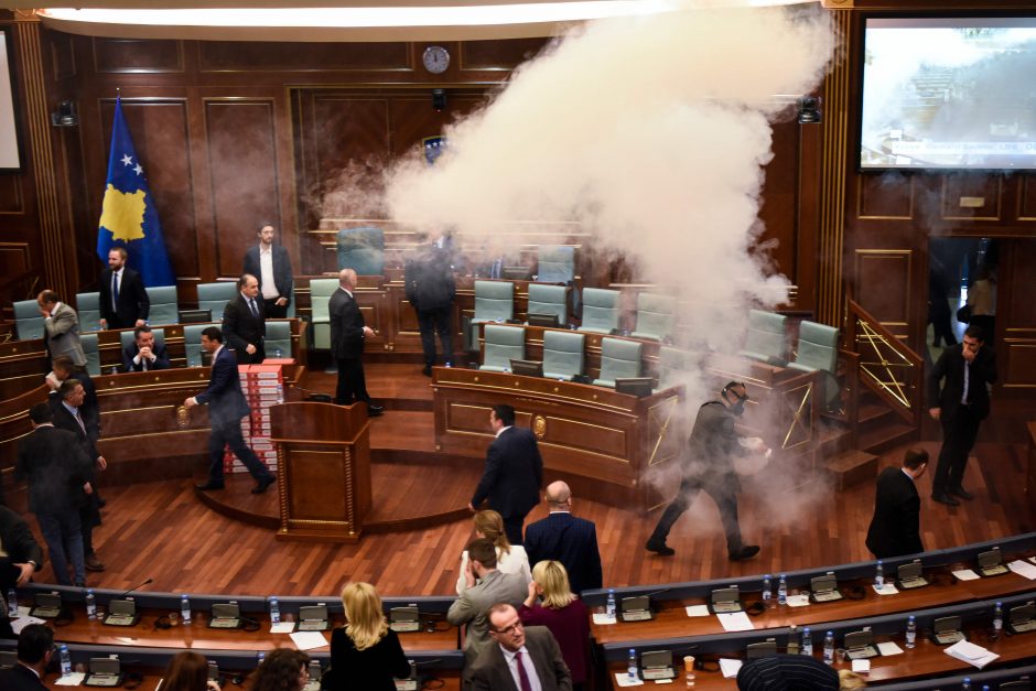 Kosovo opozicija parlamente paleido ašarines dujas