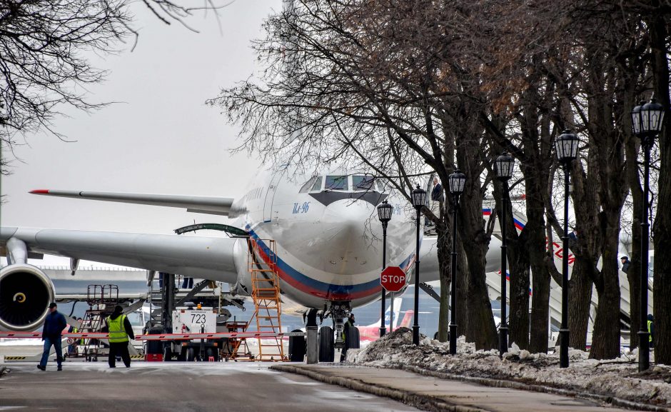 Išvaryti rusų diplomatai grįžo namo, Maskva perspėja nevykti į JK
