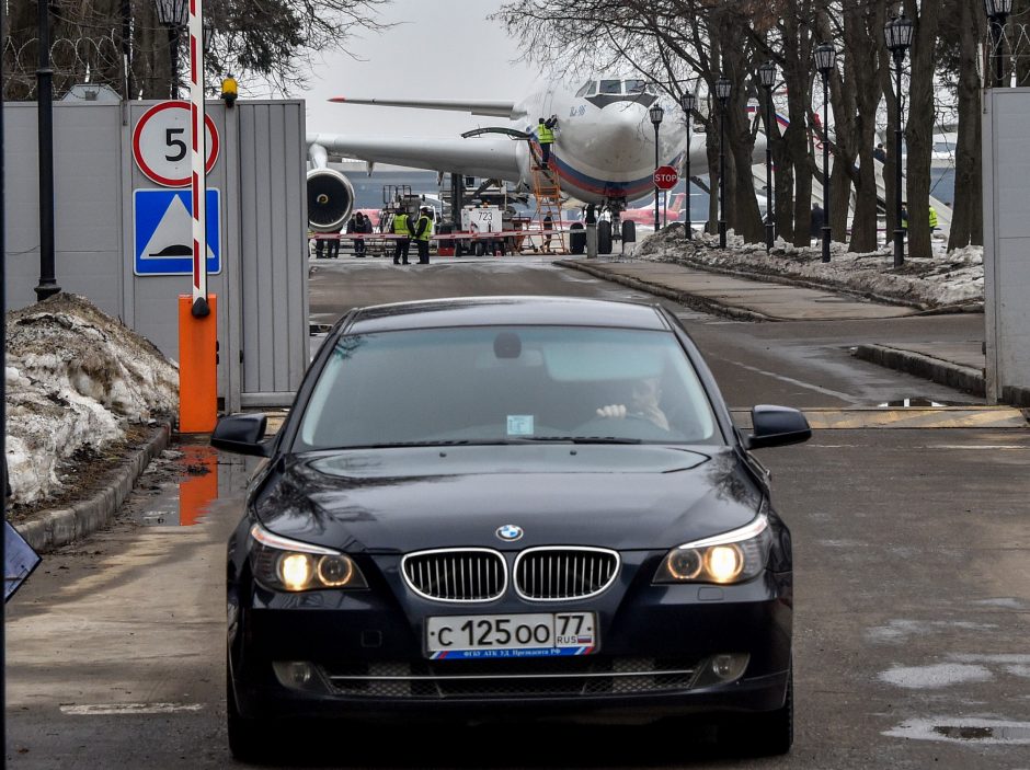 Išvaryti rusų diplomatai grįžo namo, Maskva perspėja nevykti į JK