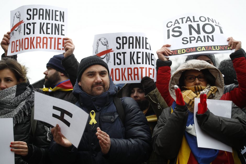 Berlyne šimtai protestuotojų ragina paleisti C. Puigdemont'ą