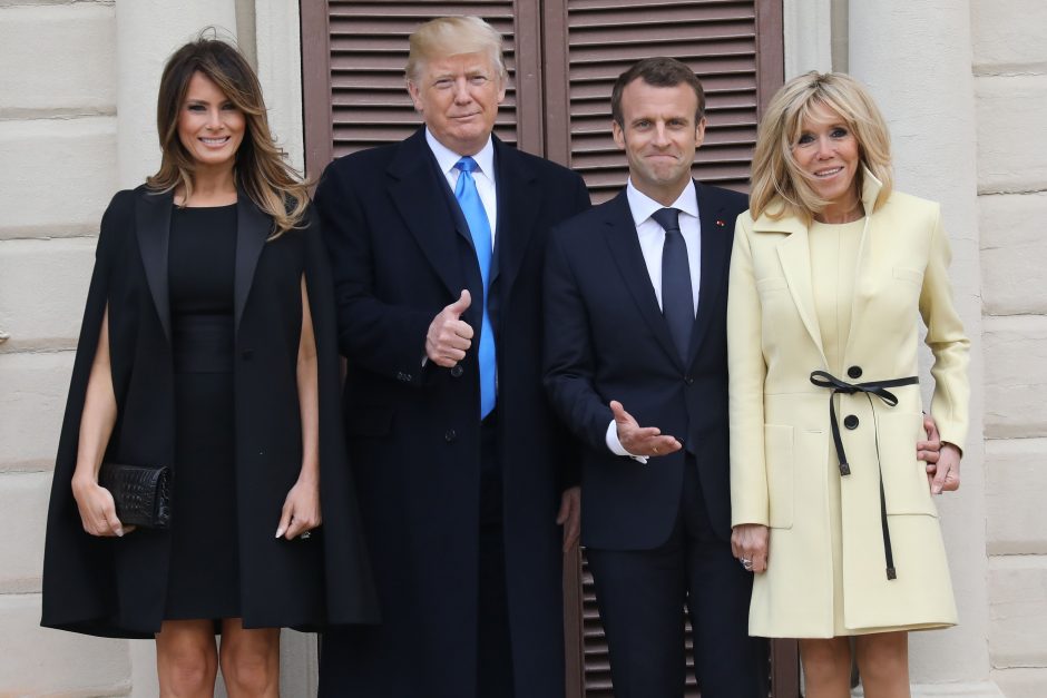 Prancūzijos vadovas pradėjo politinių pavojų temdomą valstybinį vizitą JAV 