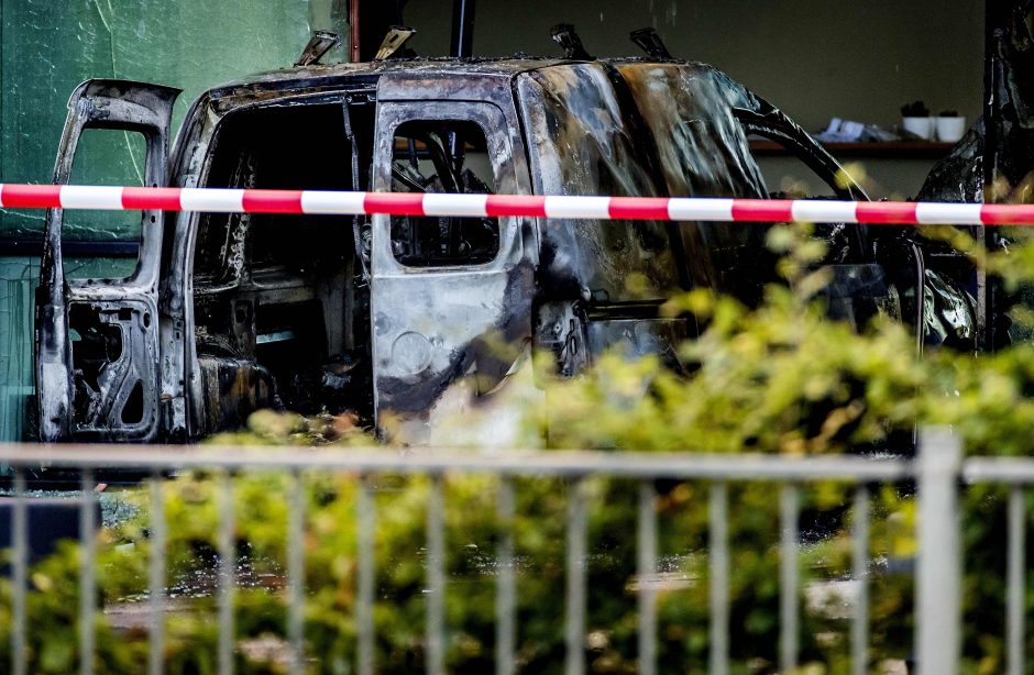 Ataka prieš Nyderlandų laikraščio redakciją: įlėkė mikroautobusas (atnaujinta)