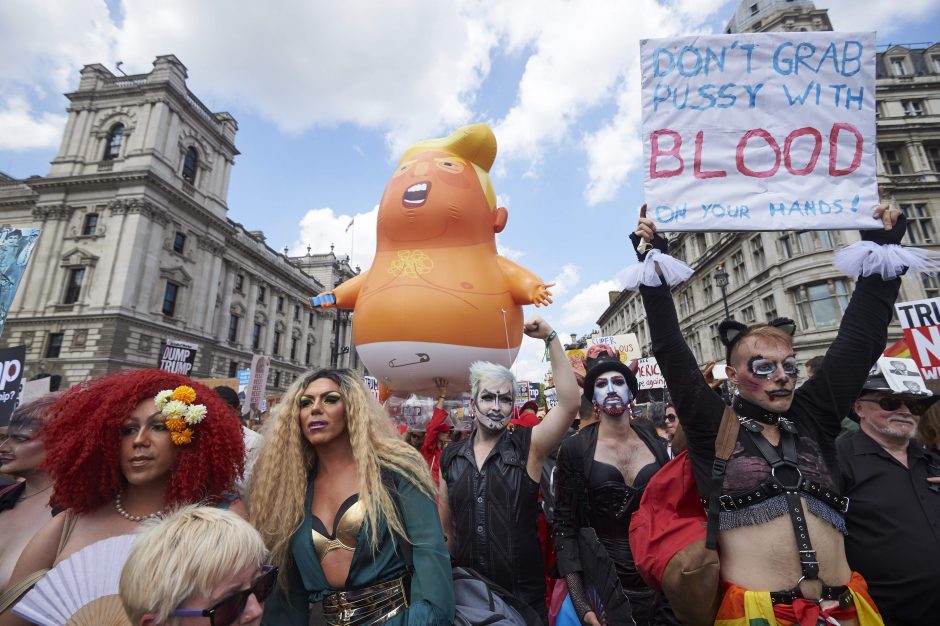 Londone prieš D. Trumpo vizitą protestuoja dešimtys tūkstančių žmonių