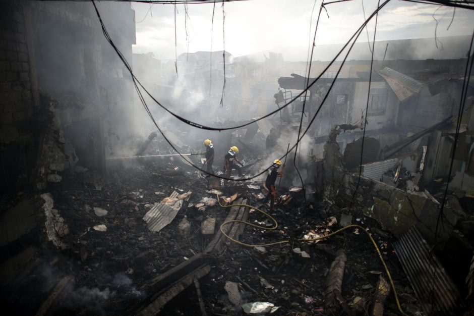 Per gaisrą Filipinų krautuvėlėse žuvo moteris, dešimtys sužeisti