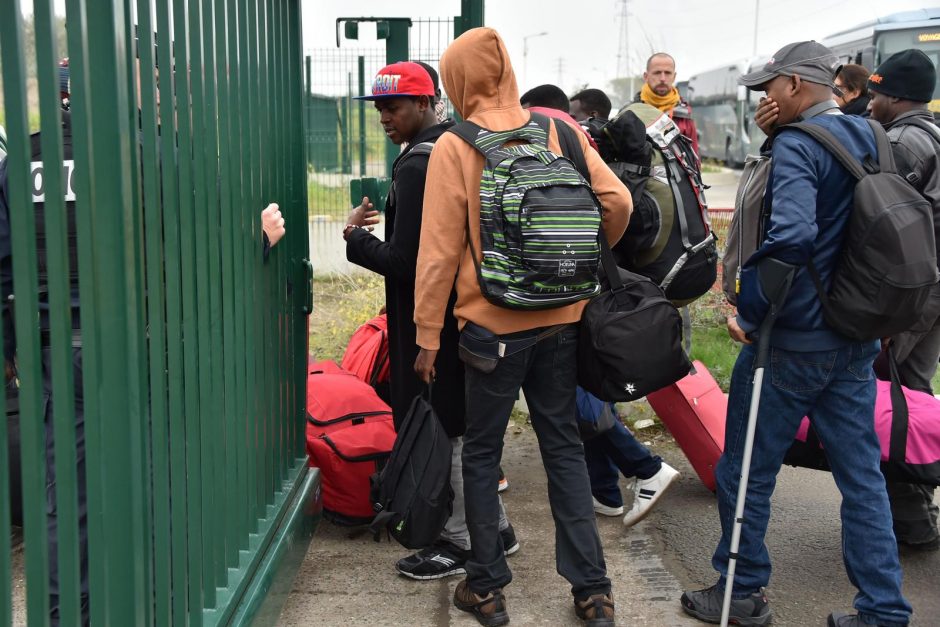 Prancūzų darbininkai pradėjo griauti migrantų „Džiungles“