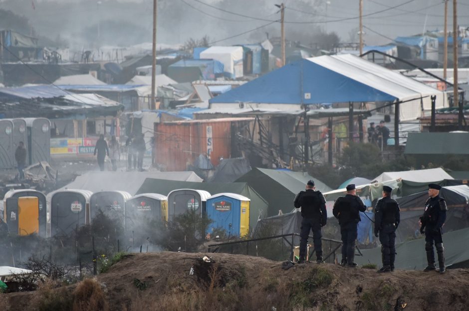 Žiniasklaida: Kalė stovykloje vis dar yra keli šimtai migrantų