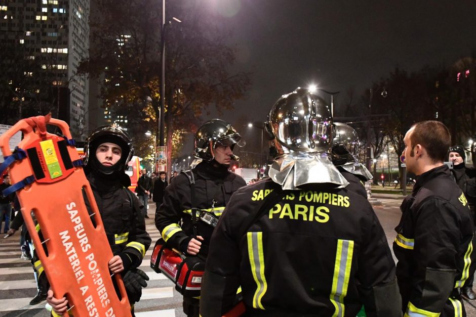 Paryžiuje įkaitais laikyti asmenys saugūs, ginkluotas plėšikas paspruko