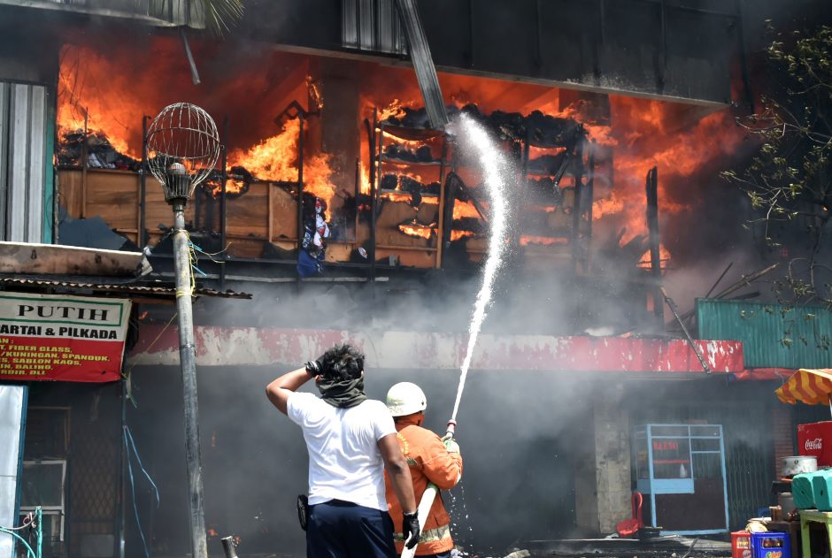 Istorinį Indonezijos turgų niokoja didžiulis gaisras