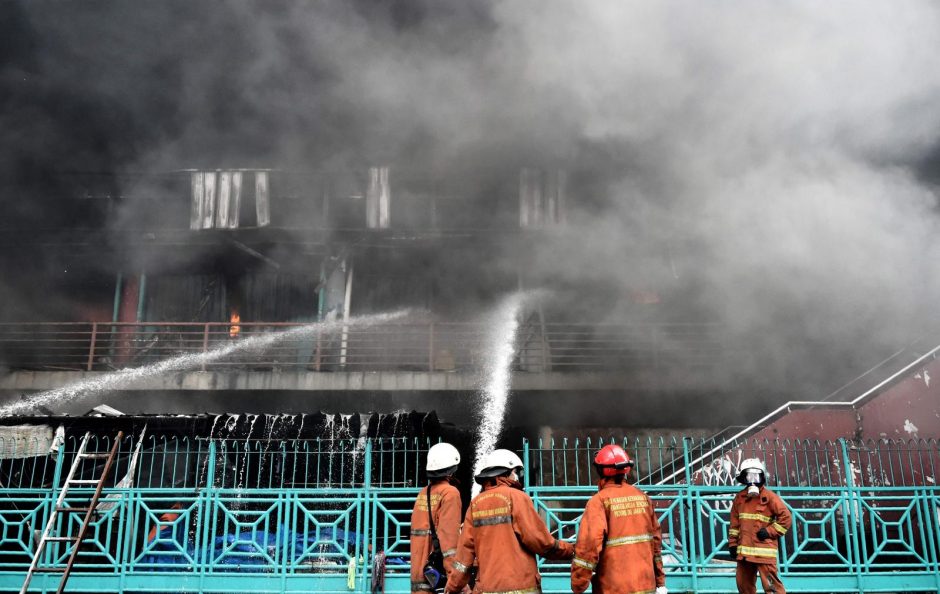 Istorinį Indonezijos turgų niokoja didžiulis gaisras