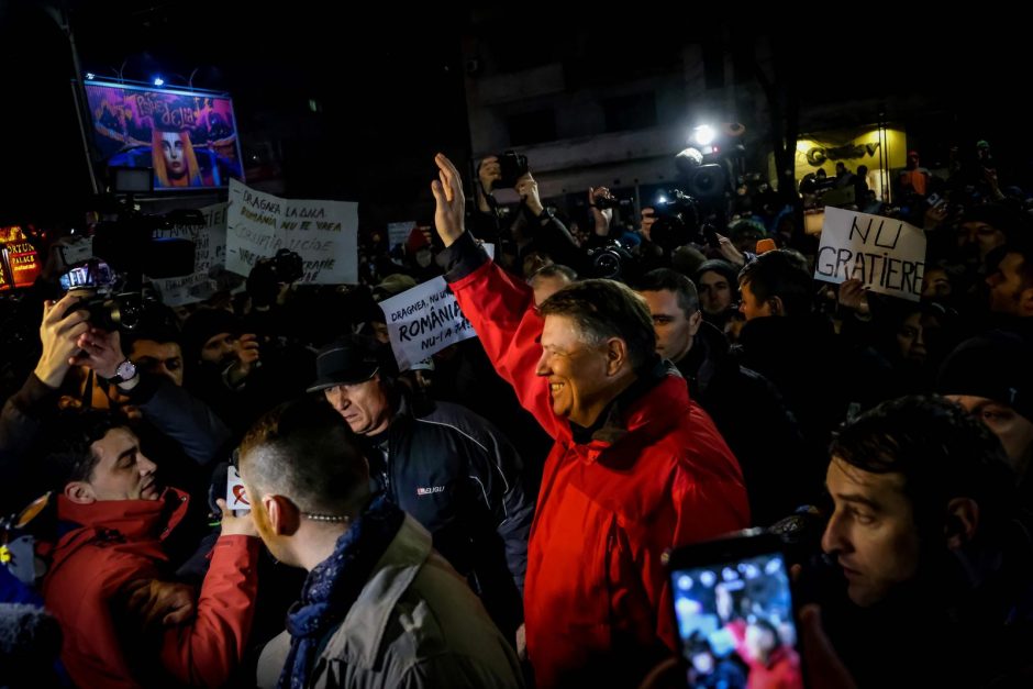 Dėl korumpuotų politikų paleidimo Romunijoje protestavo ir prezidentas