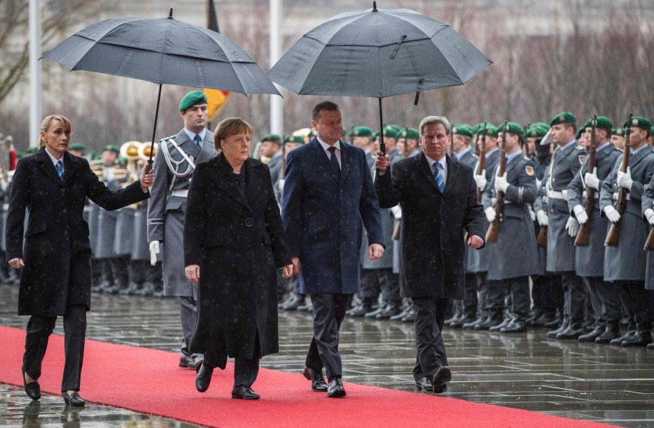 A. Merkel: išgalvota žinia apie karius rodo, kad reikia būti budriems