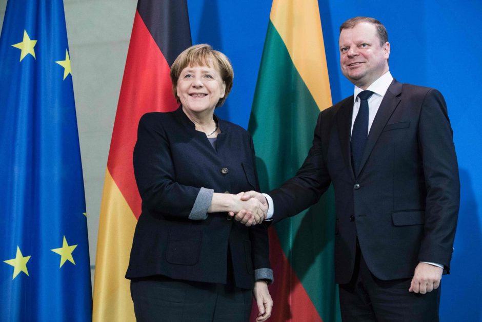 A. Merkel: išgalvota žinia apie karius rodo, kad reikia būti budriems