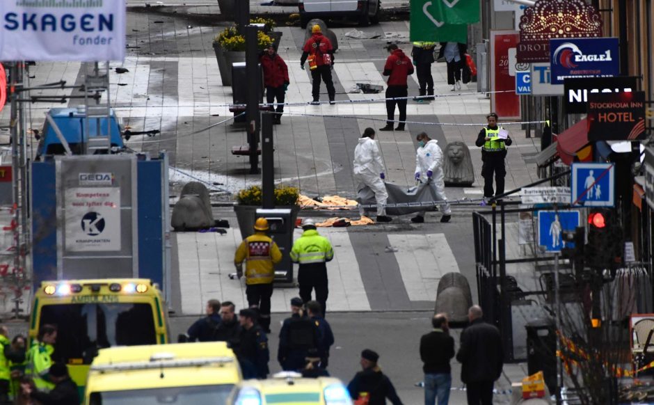 Teroras Stokholme: sunkvežimis rėžėsi į minią, yra aukų