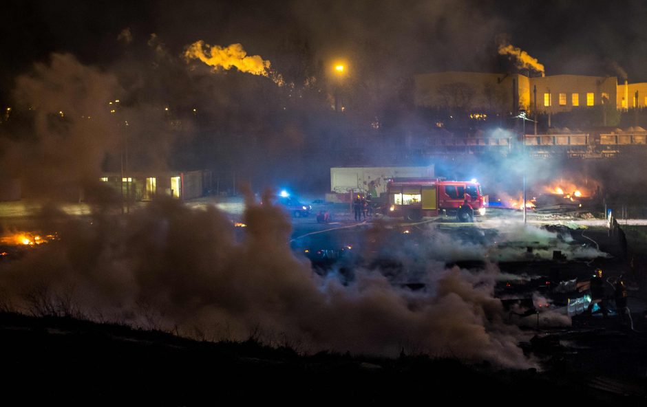 Po migrantų susirėmimų stovykla tapo pelenų krūva