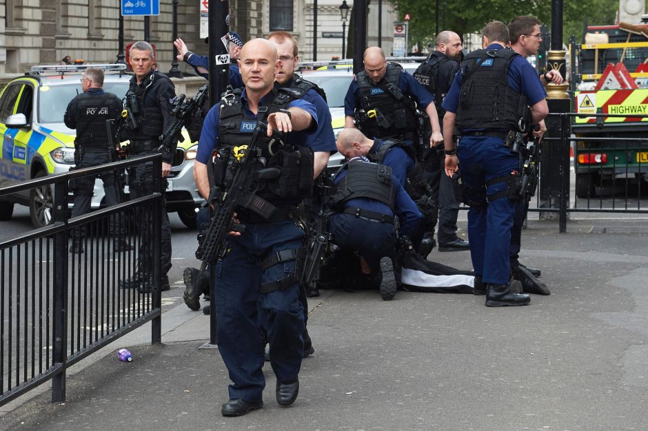 Londone prie parlamento sulaikytas galimas teroristas, greta jo – peiliai (papildyta)