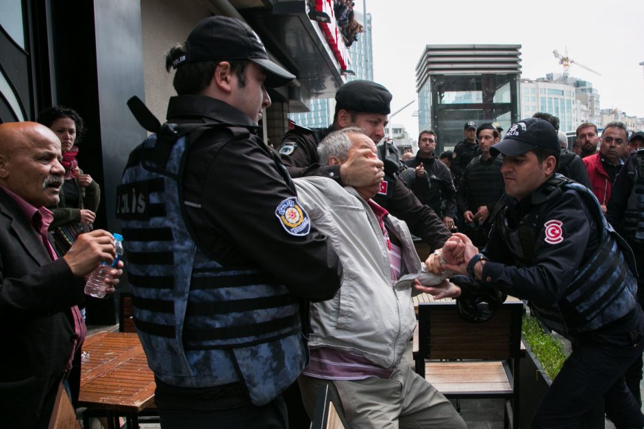 Tarptautinę darbo dieną pasaulyje – audringos demonstracijos