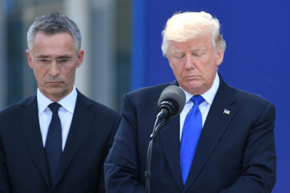 D. Trumpas pirmą kartą susitinka su NATO šalių vadovais