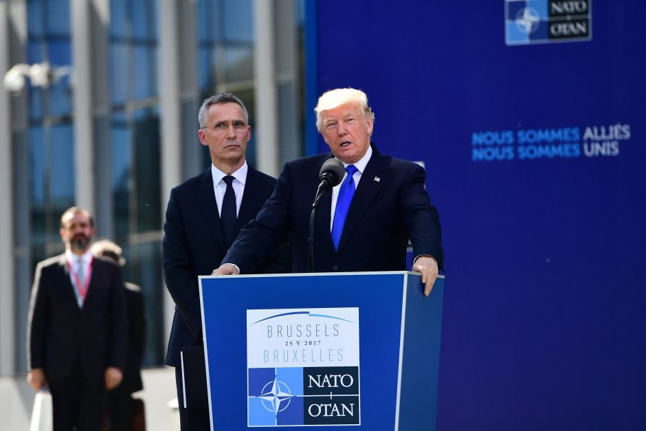 D. Trumpas pirmą kartą susitinka su NATO šalių vadovais