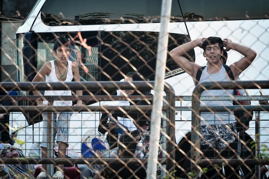 Graikijos policija baigia evakuoti laikiną migrantų stovyklą Atėnuose