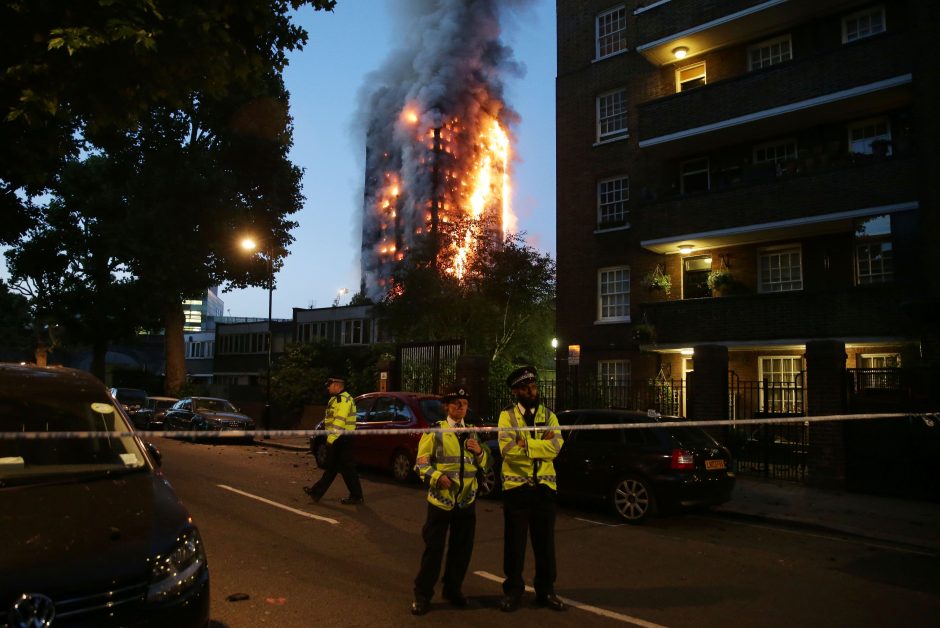 Per gaisrą Londono daugiabutyje žuvo 12 žmonių